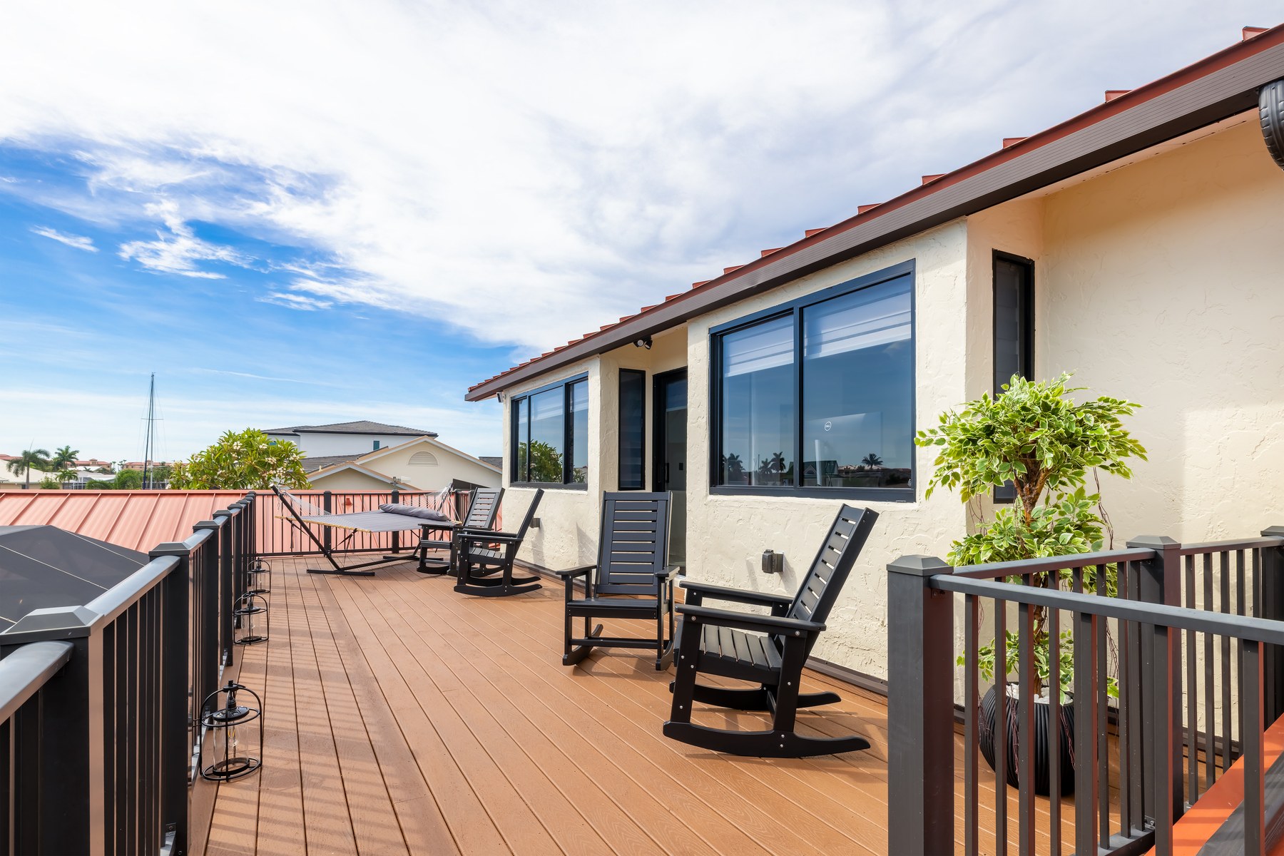 Upper deck with hammock